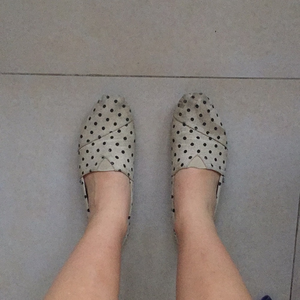TOM’S pokadot slip ons